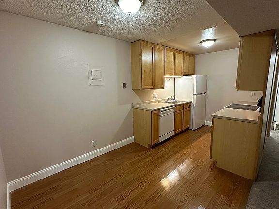 eat-in kitchen