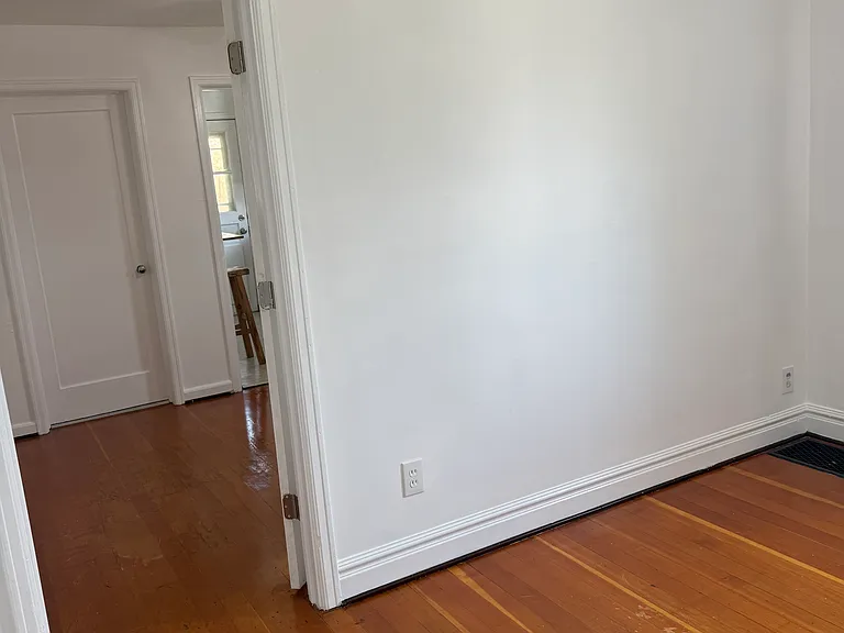 Wood floors and tall celings