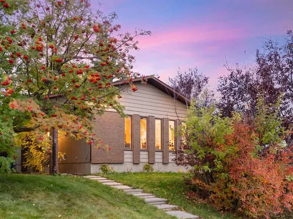 107 N Bermuda Close NW, Calgary, AB T3K 1G4