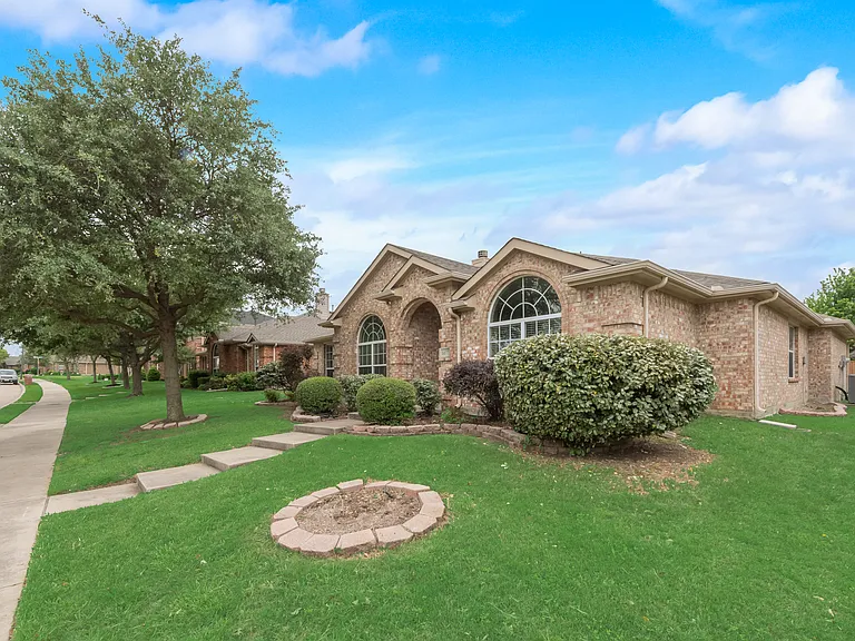 1077 Hampton Bay Dr — Photo 3