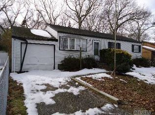 25 Osprey Ave, Riverhead, NY 11901