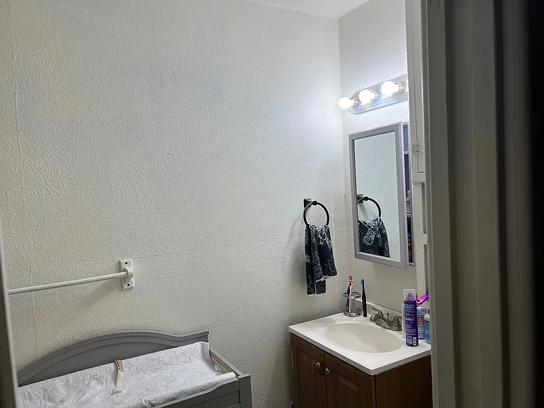 1006 N College St — Photo 11