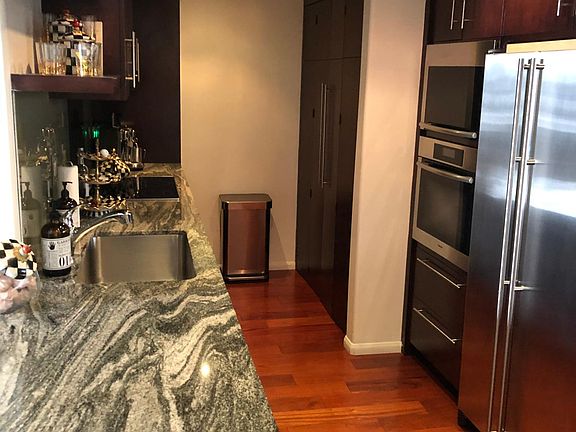 4th image of 930 N Doheny Dr APT 209