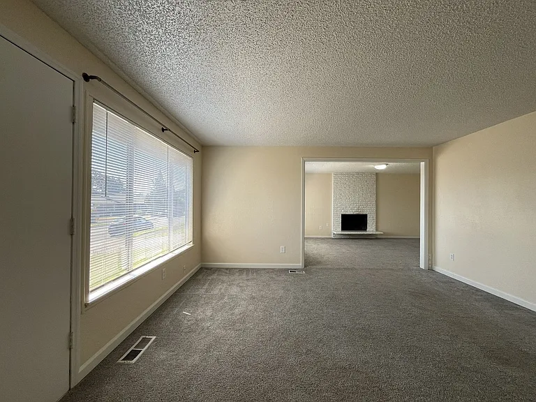 687 SE Barnes Ave — Photo 19