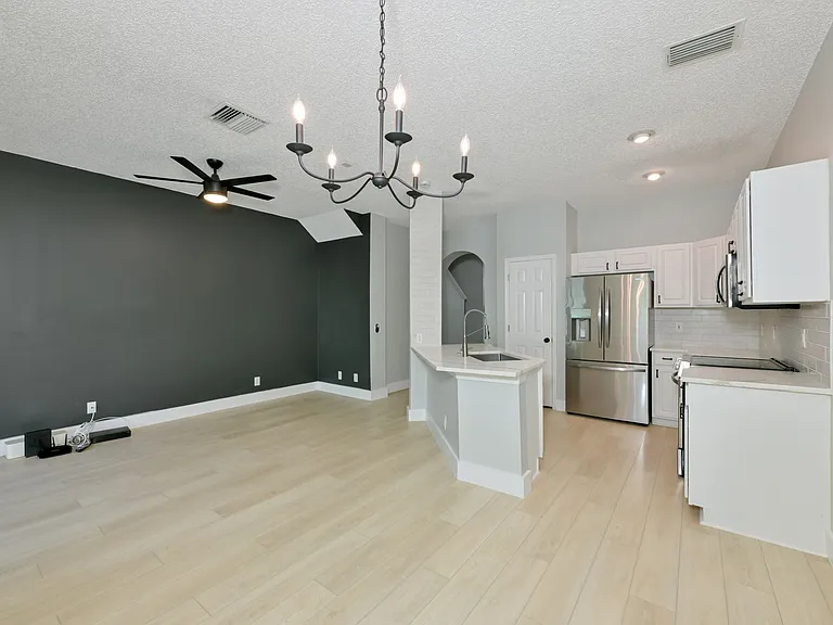 671 Vallance Way NE — Photo 10