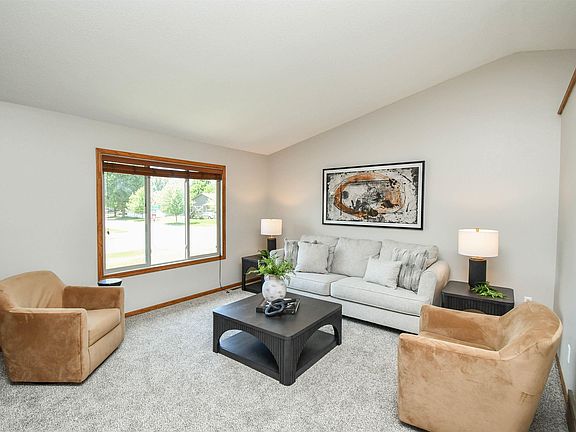 4th image of 204 W Birchwood Dr