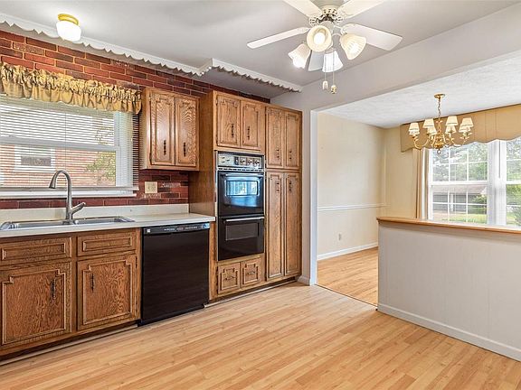 4th image of 5134 Towne Centre Dr
