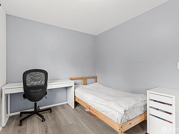 5th image of 15517 Fair Oaks Drive S