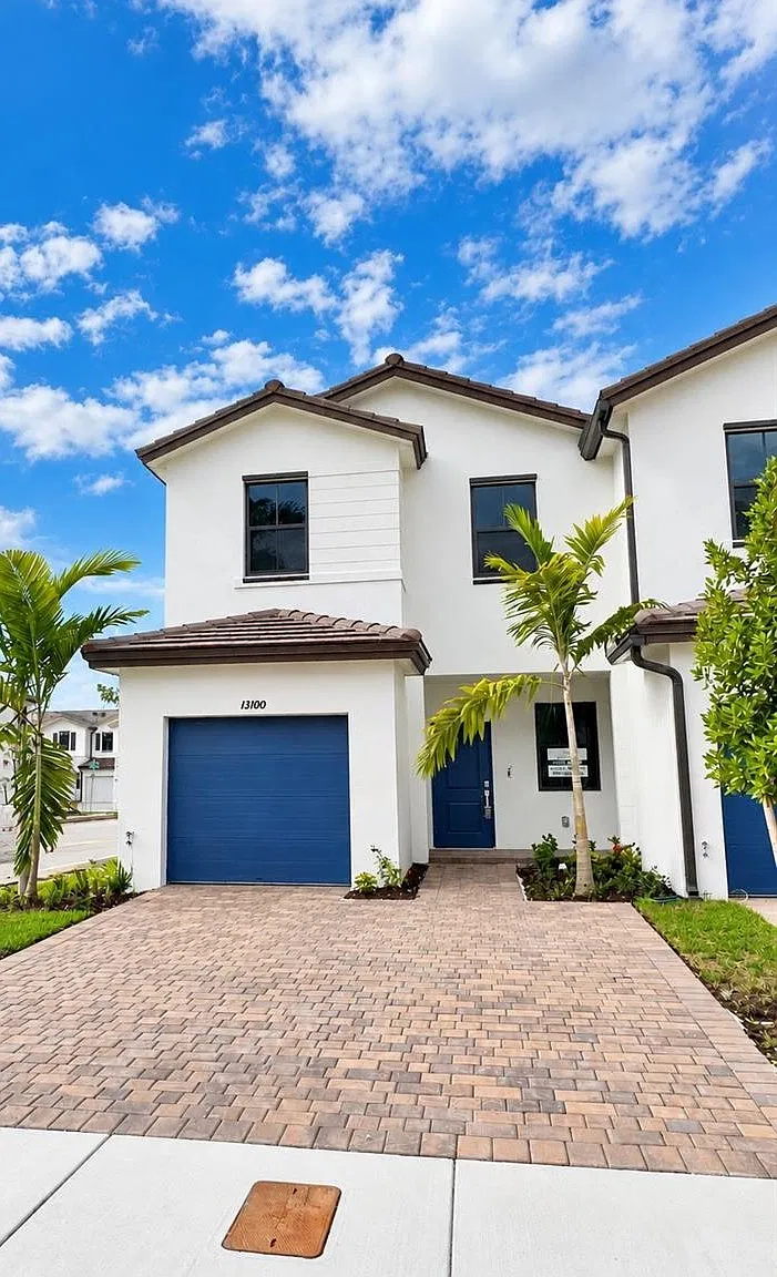 3 bed, $2,750 — Photo 1