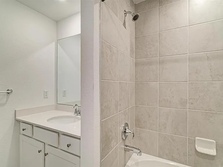5687 N Honore Ave #411 — Photo 17
