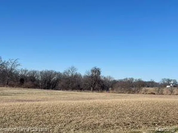 5 Misty Ln, Howell, MI 48843