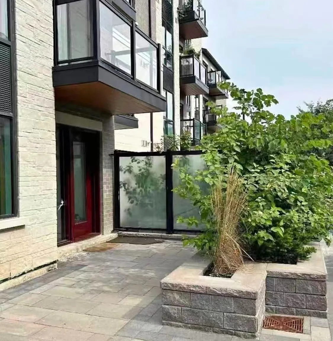 3 bed, $2,800 — Photo 1