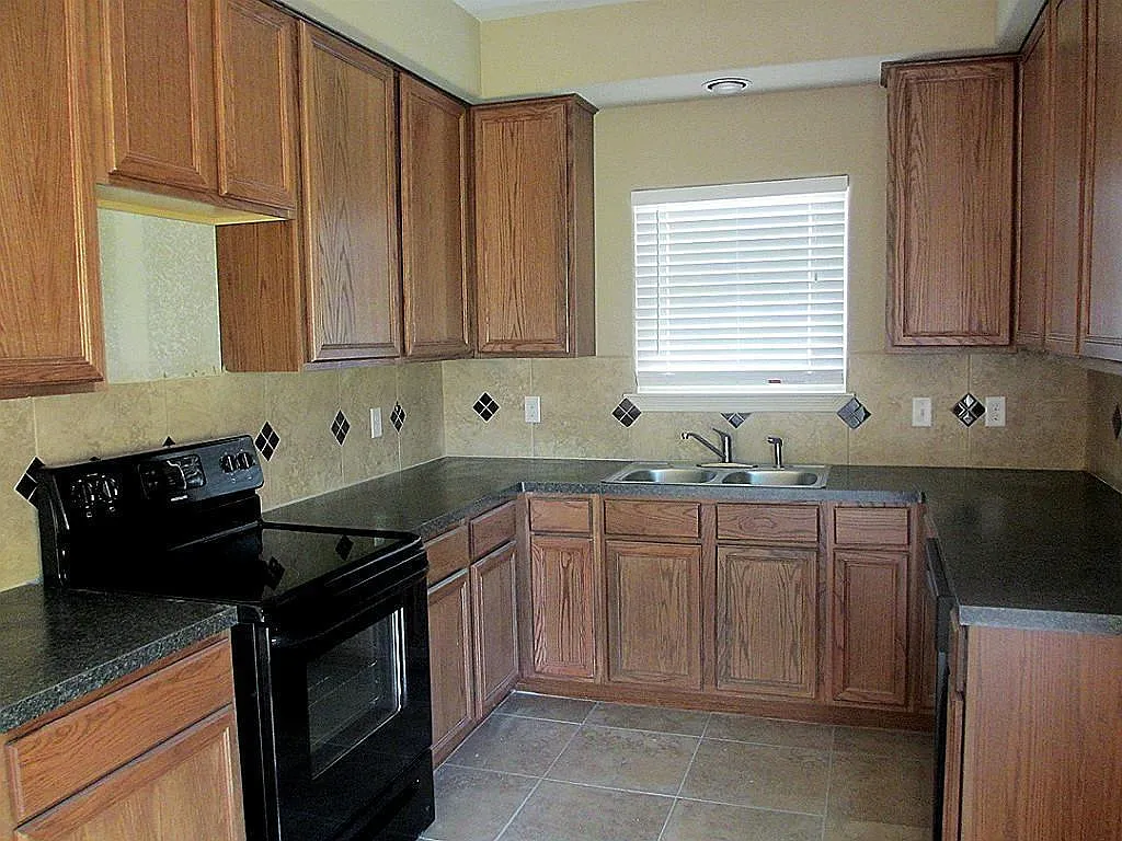 3 bed, 2.0 bath, 1070 sqft, $1,350 — Photo 4