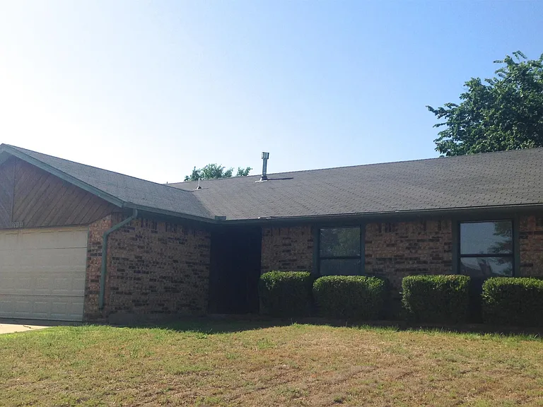 2100 Castle Rock — Photo 1