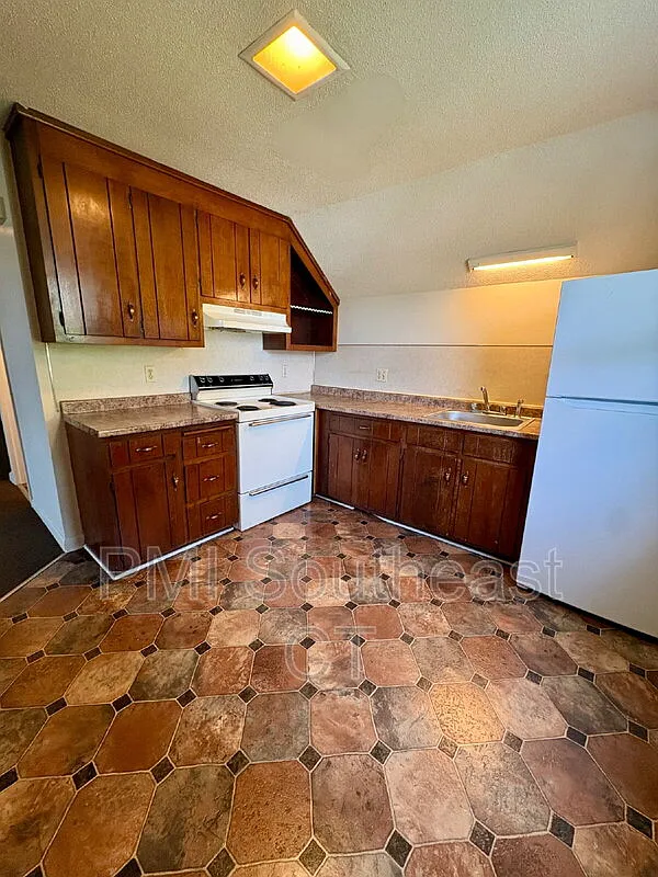1 bed, 1.0 bath, 2447 sqft, $1,200 — Photo 3