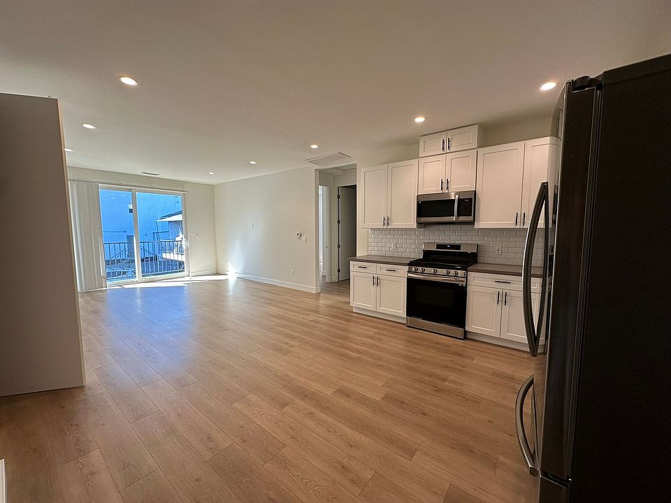 1st image of 13740 Oxnard St #13748