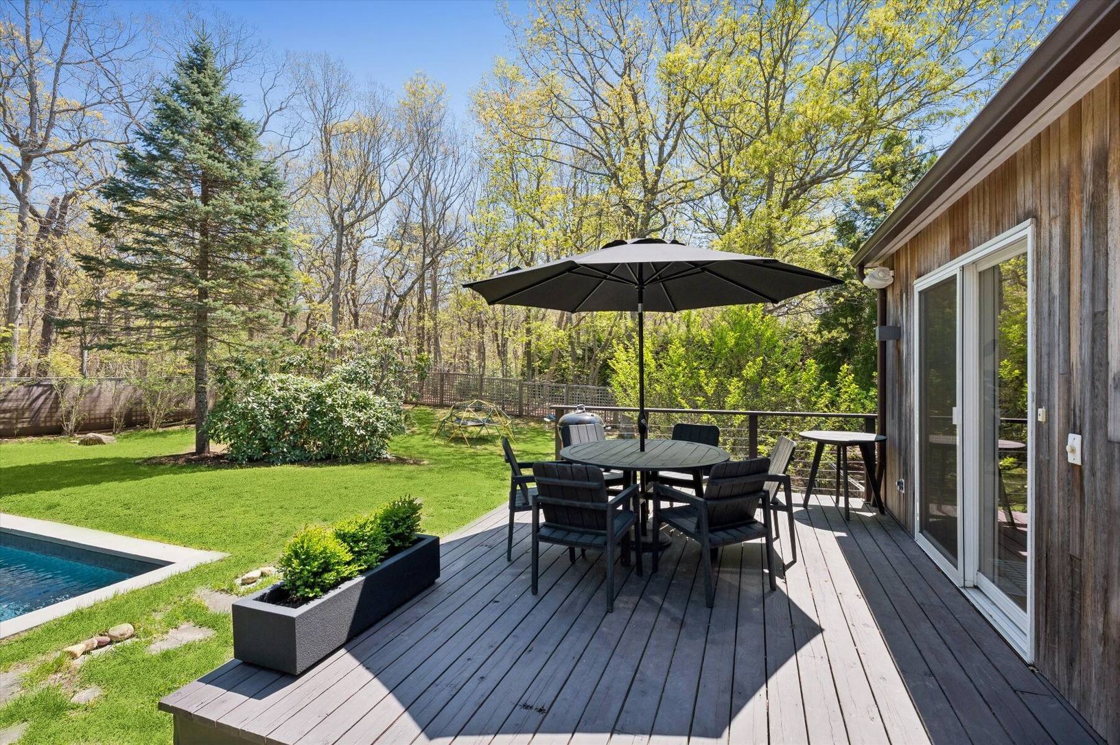  Outdoor Dining by the Pool