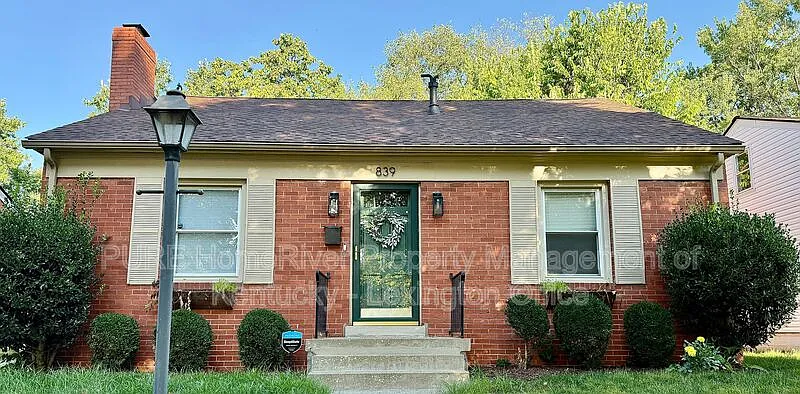 3 bed, 1.0 bath, 1344 sqft, $1,695 — Photo 2