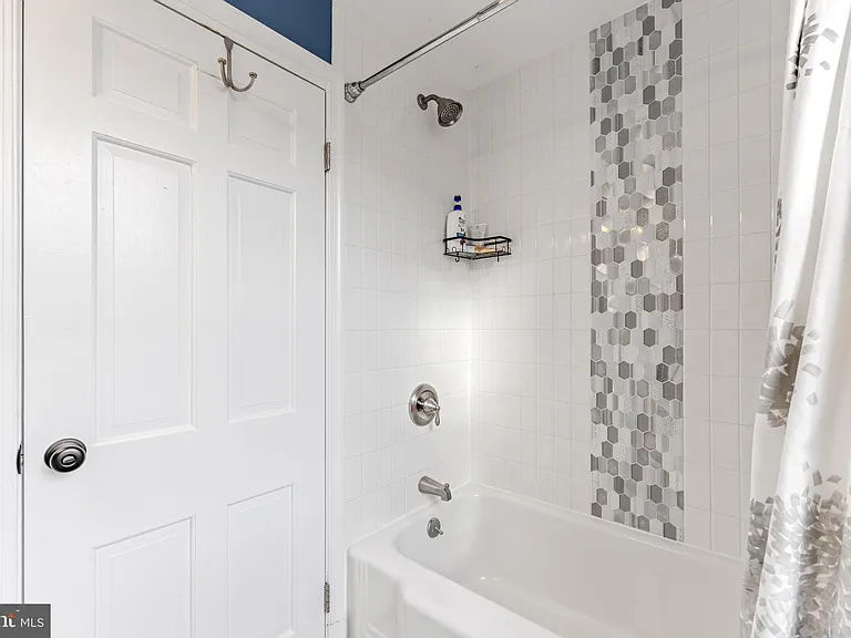 114 E Aylesbury Rd — Photo 38