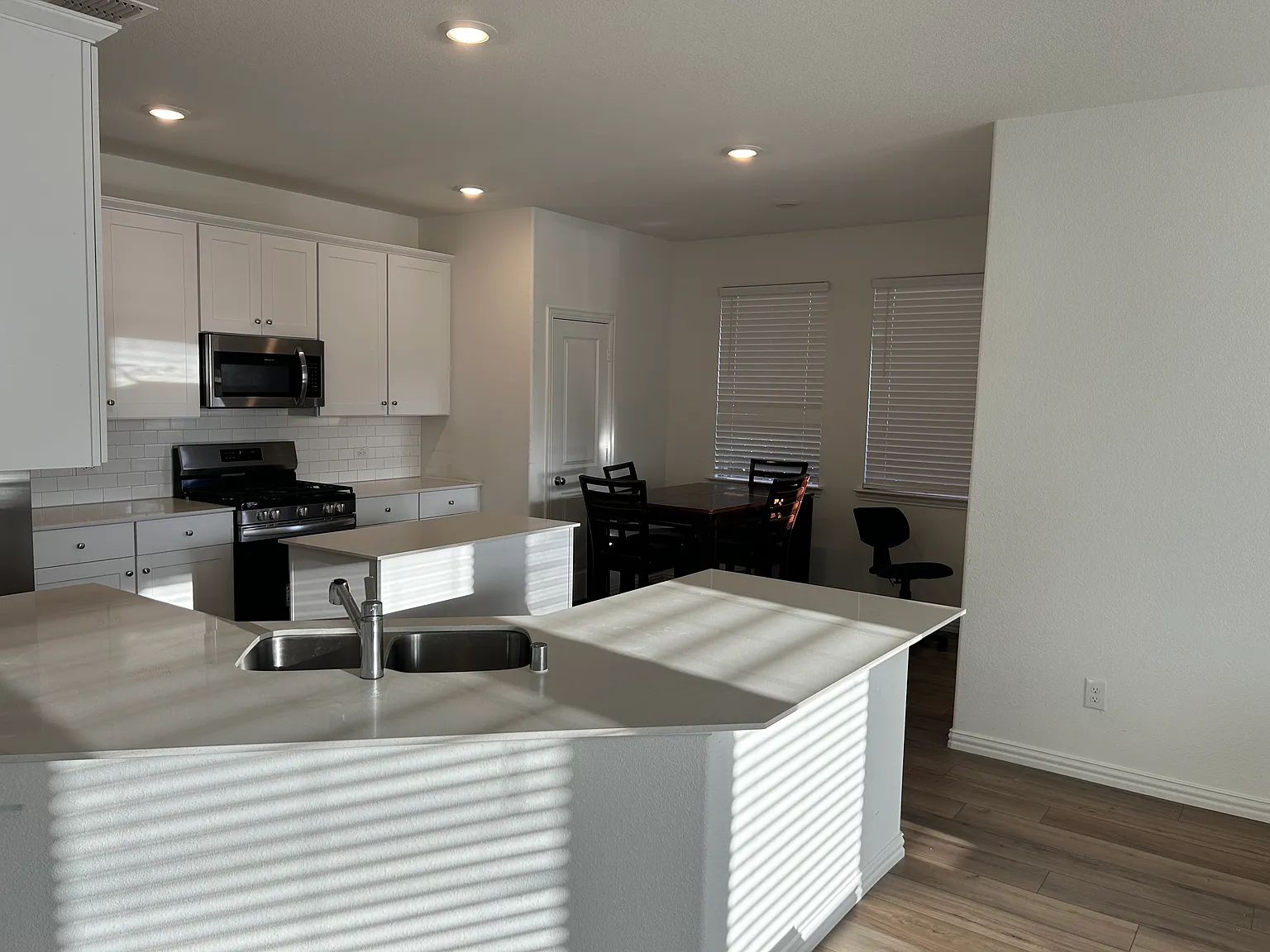 4 bed, 2000 sqft, $2,495 — Photo 2