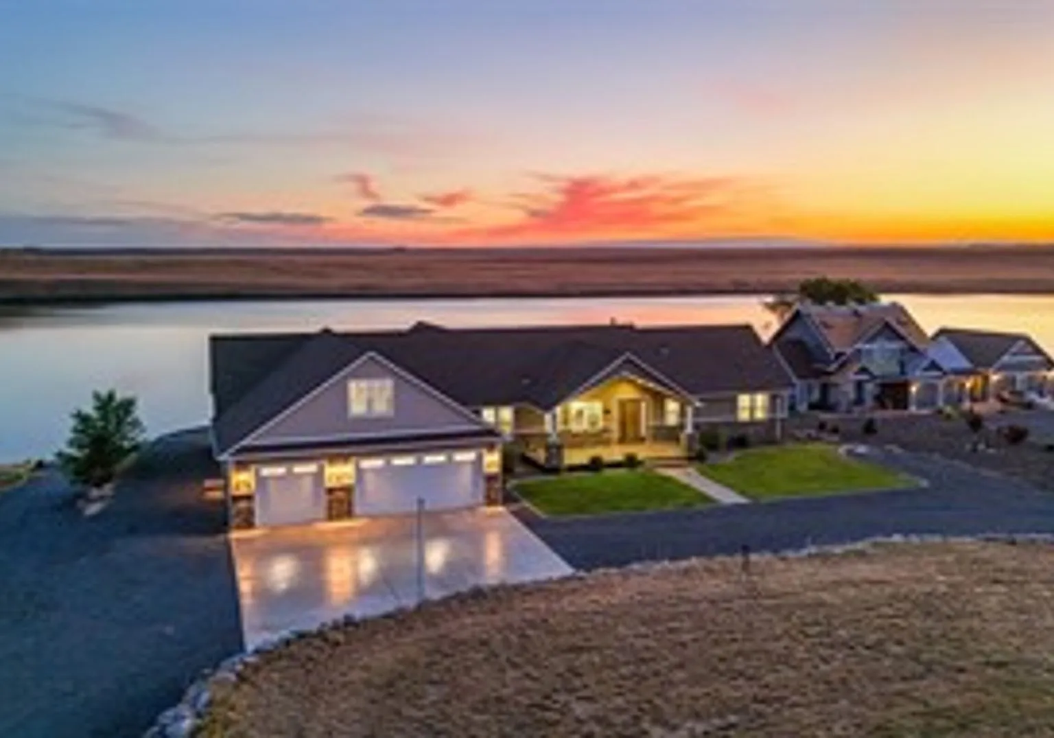 Lakefront Property on 2.5 acres — Photo 2