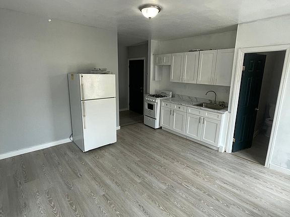 5th image of 264 Shepard Ave #3