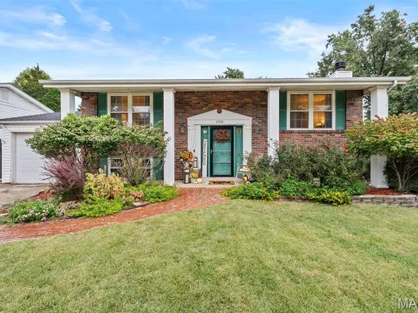 2346 Wesglen Estates Dr, Maryland Heights, MO 63043