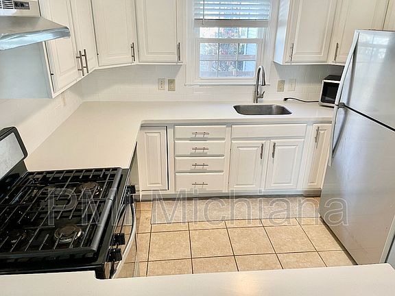 4th image of 1311 E Monroe St