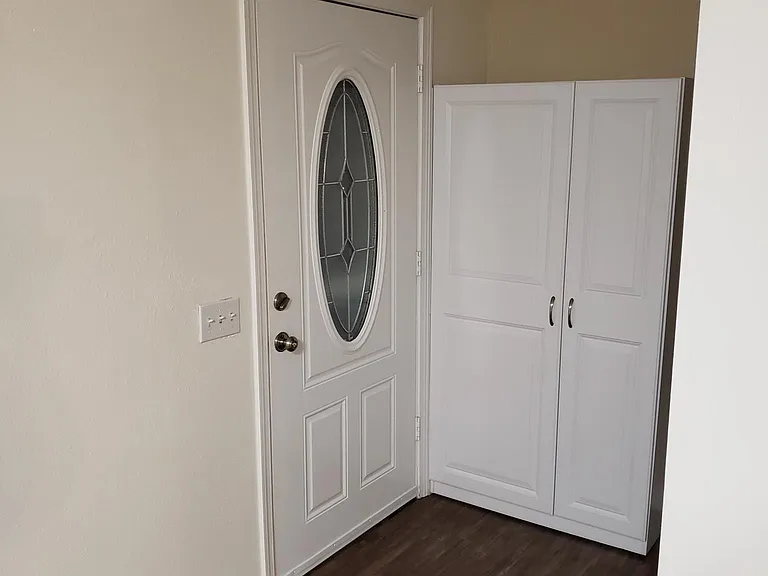 1220 Thayer Dr — Photo 2