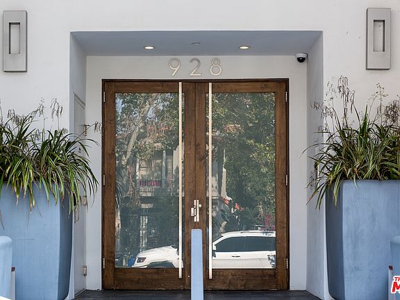 5th image of 928 N Croft Ave APT 203