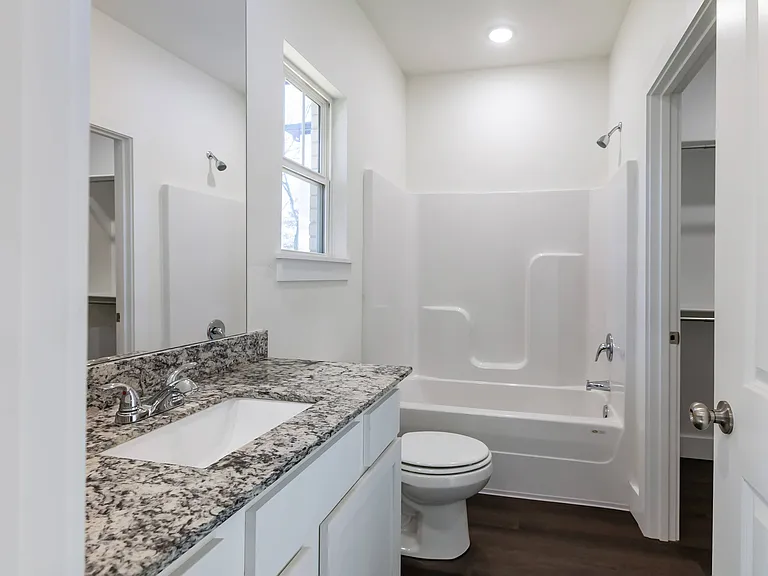 The Lakewood House Apartments — Photo 32