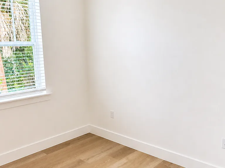 1034 N Hampton Ave — Photo 6
