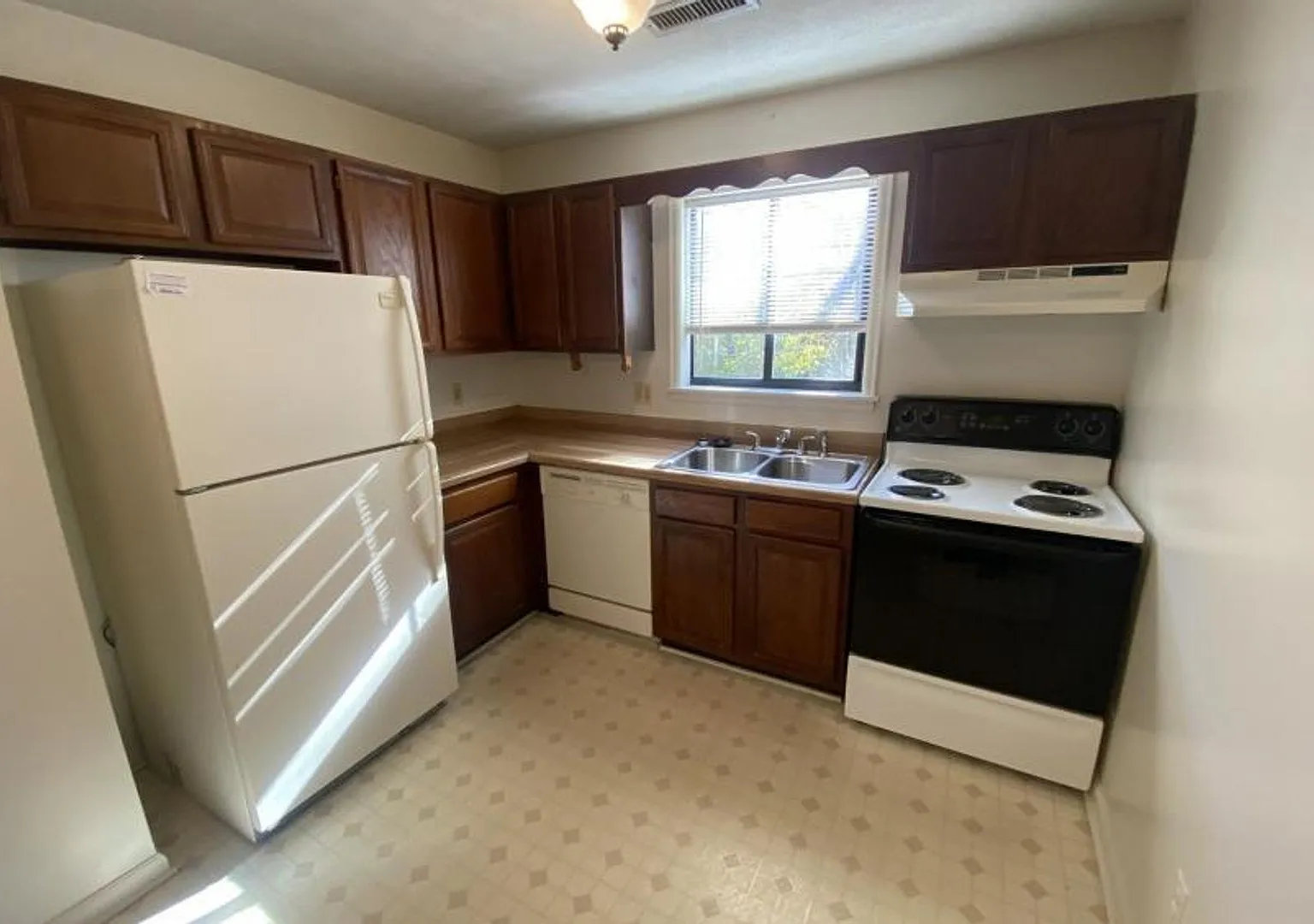 101 & 103 & 116 Edgeway Dr — Photo 2
