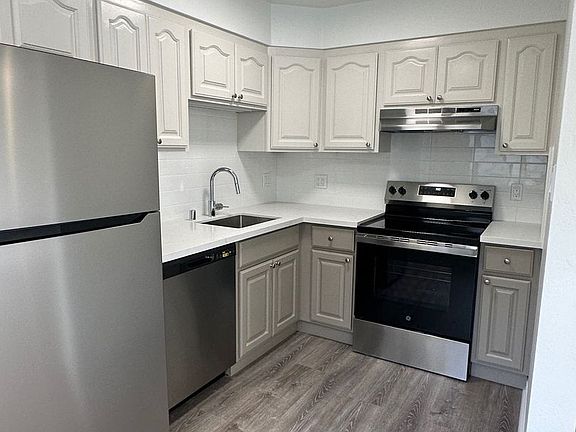 4th image of 675 Monterey Blvd #8