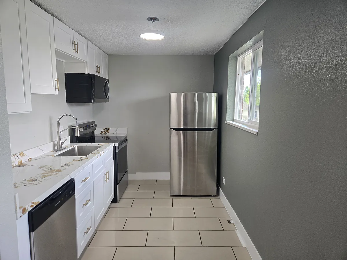 Building Photo - 1644 Hanover St #203