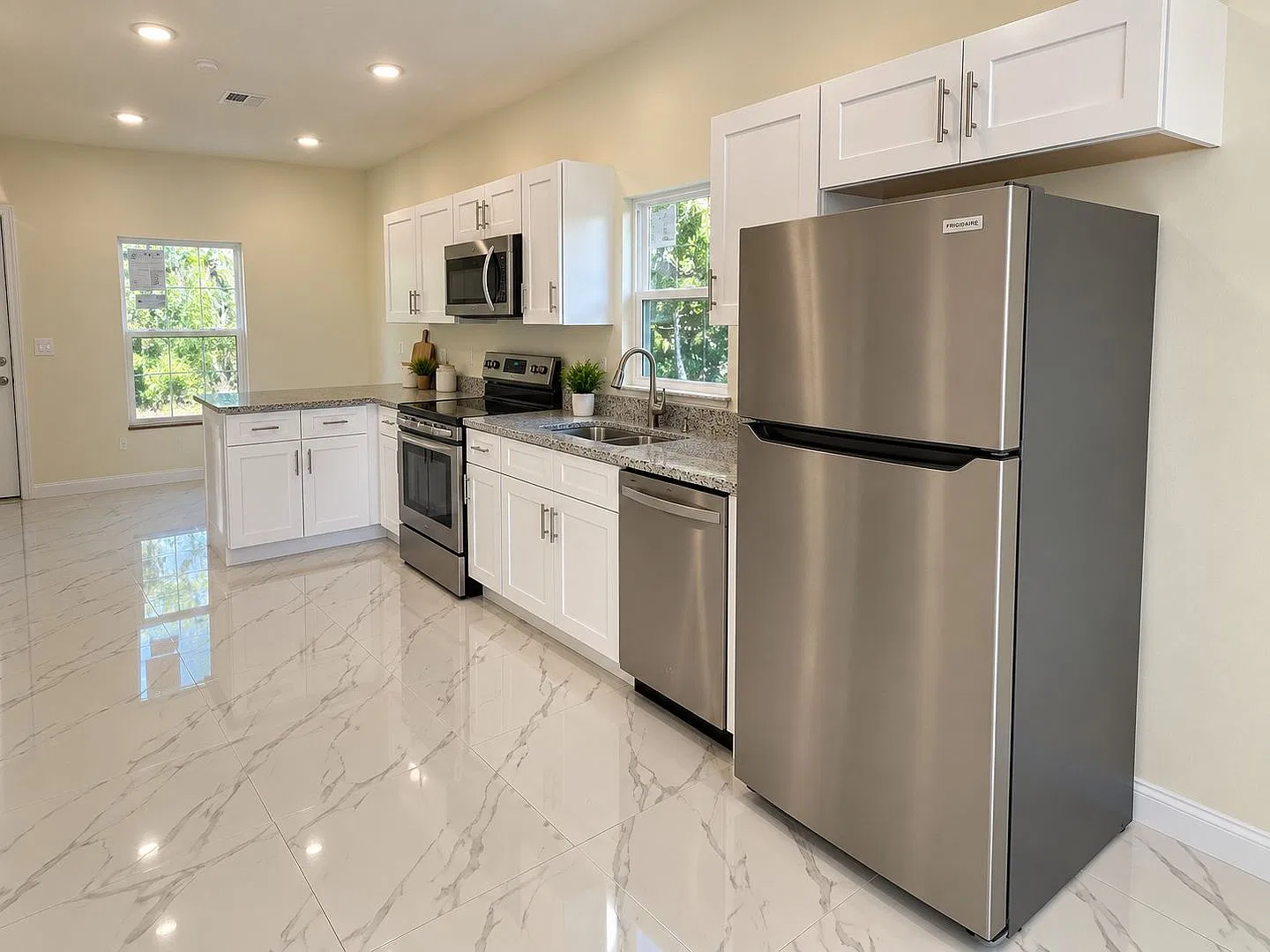Newer 3Bd/2Ba single family home now available — Photo 3