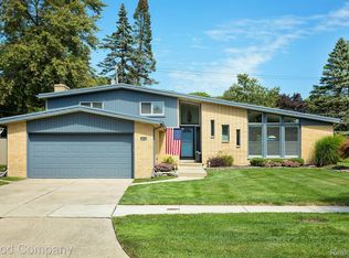 726 Pear Tree Ln, Grosse Pointe Woods, MI 48236