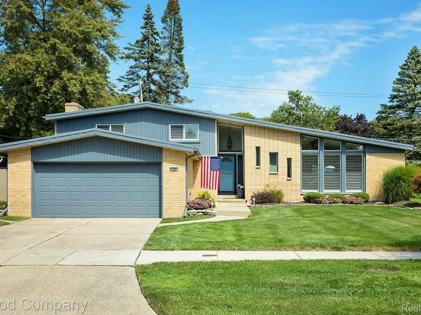 726 Pear Tree Ln, Grosse Pointe Woods, MI 48236