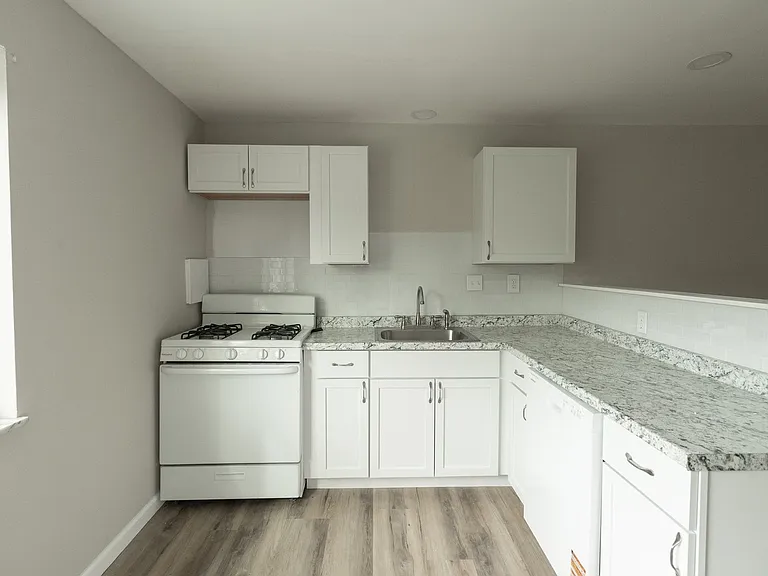 1724 E Broadway — Photo 14