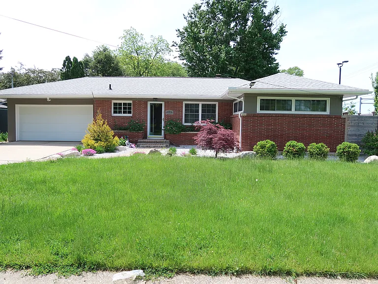 929 Kenmoor Ave SE — Photo 1
