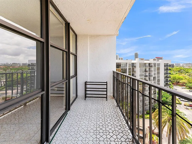 800 Parkview Dr #1007 — Photo 11
