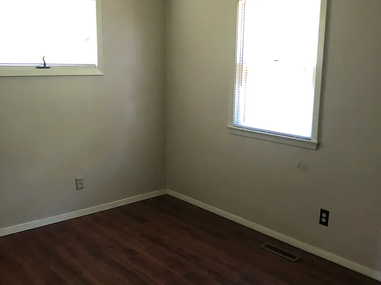2813 E Pearl St — Photo 9