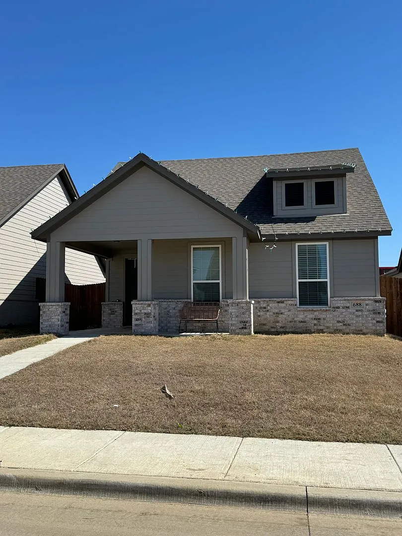 3/2/2 Beautiful Home With Custom Features / Fireplace — Photo 2