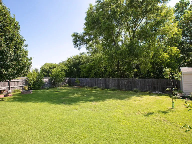 809 Robbin Cir — Photo 16