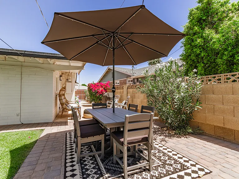 Outdoor dining for 6