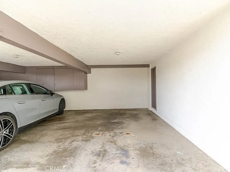 11813 Ellice St — Photo 37