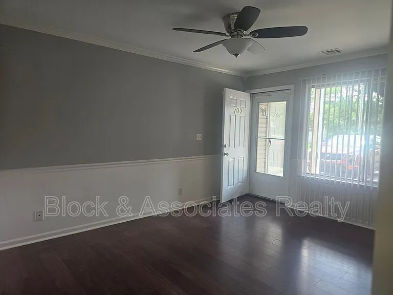 702 Westbrook Ct — Photo 4