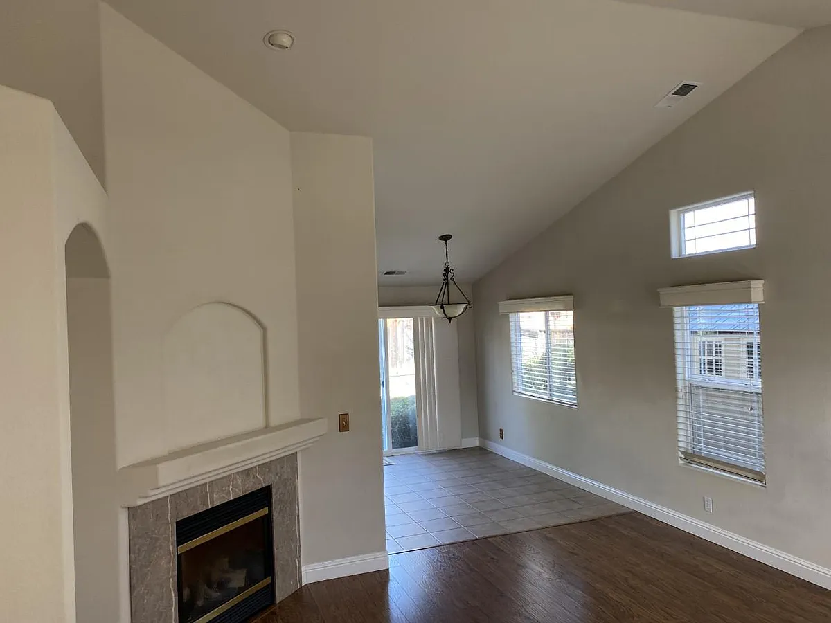 Building Photo - 490 Briarwood Dr