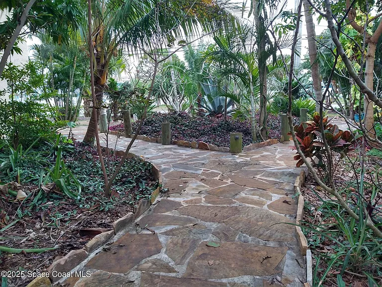 1020 Pinetree Dr #8 — Photo 32