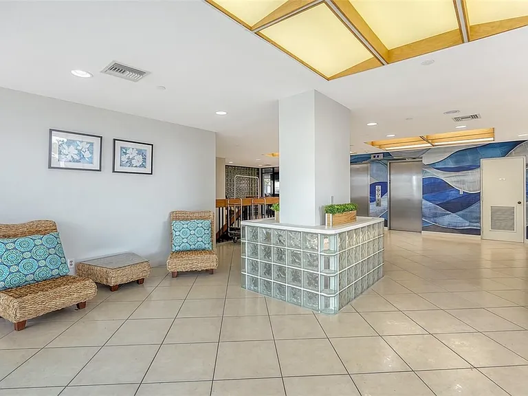 Bahia Del Mar Cir — Photo 24